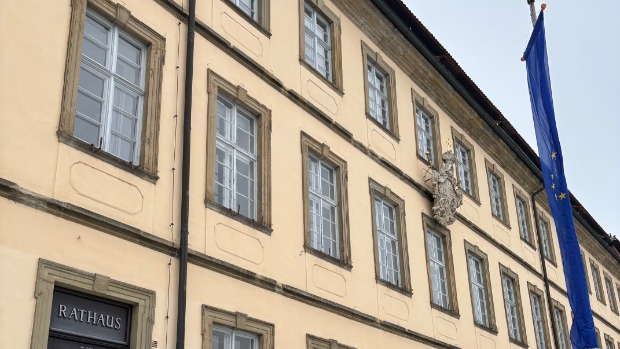 Teilansicht des Bamberger Rathauses, zu sehen ist die Eingangstür mit dem Schriftzug 