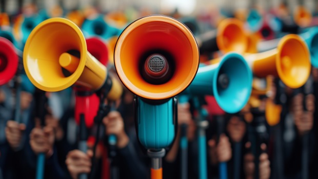 Bunte Megafone vor einer unscharfen Menschenmenge