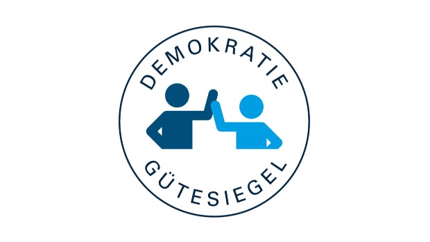 Titelbild Gütesiegel Demokratie - zwei Personen die sich an der Hand halten
