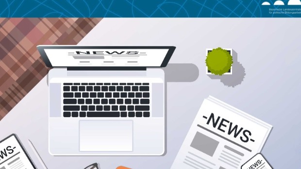 Symbolbild Laptop, Zeitung mit der Überschrift 
