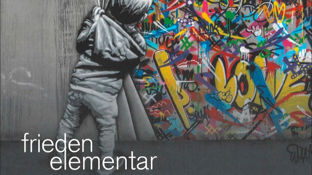 Junge in Schwarz-weiß vor einer bunten Wand