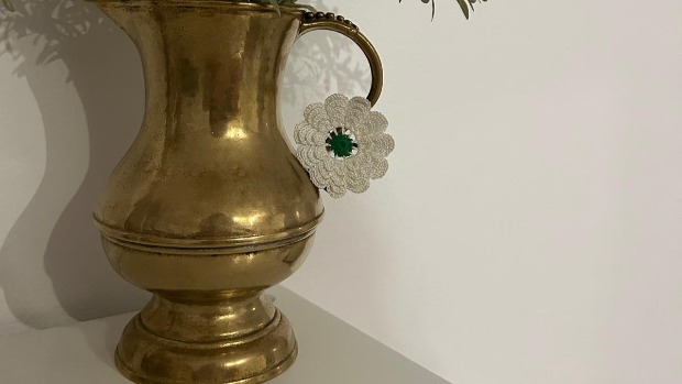 Vase mit weißer Blume