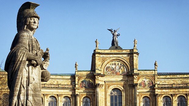 Nahaufnahme mit Blick auf den Bayerischen Landtag