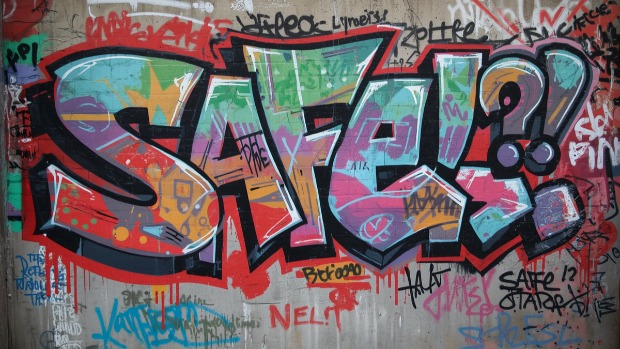 Graffitibild des Wortes -Safe?!-