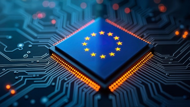 Nahaufnahme eines Mikrochips, auf dessen Oberfläche die Flagge der EU abgebildet ist