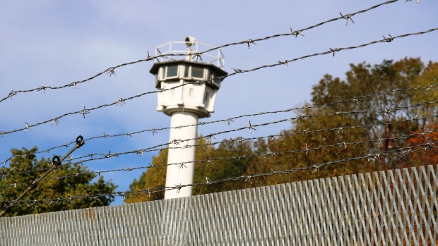 Zu sehen ist ein Wachturm mit Grenzzaun und Stacheldraht