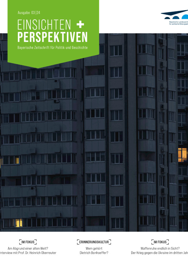 Titelbild von E+P 3/24. Dunkles Hochhaus mit wenigen erleuchtete Fenstern