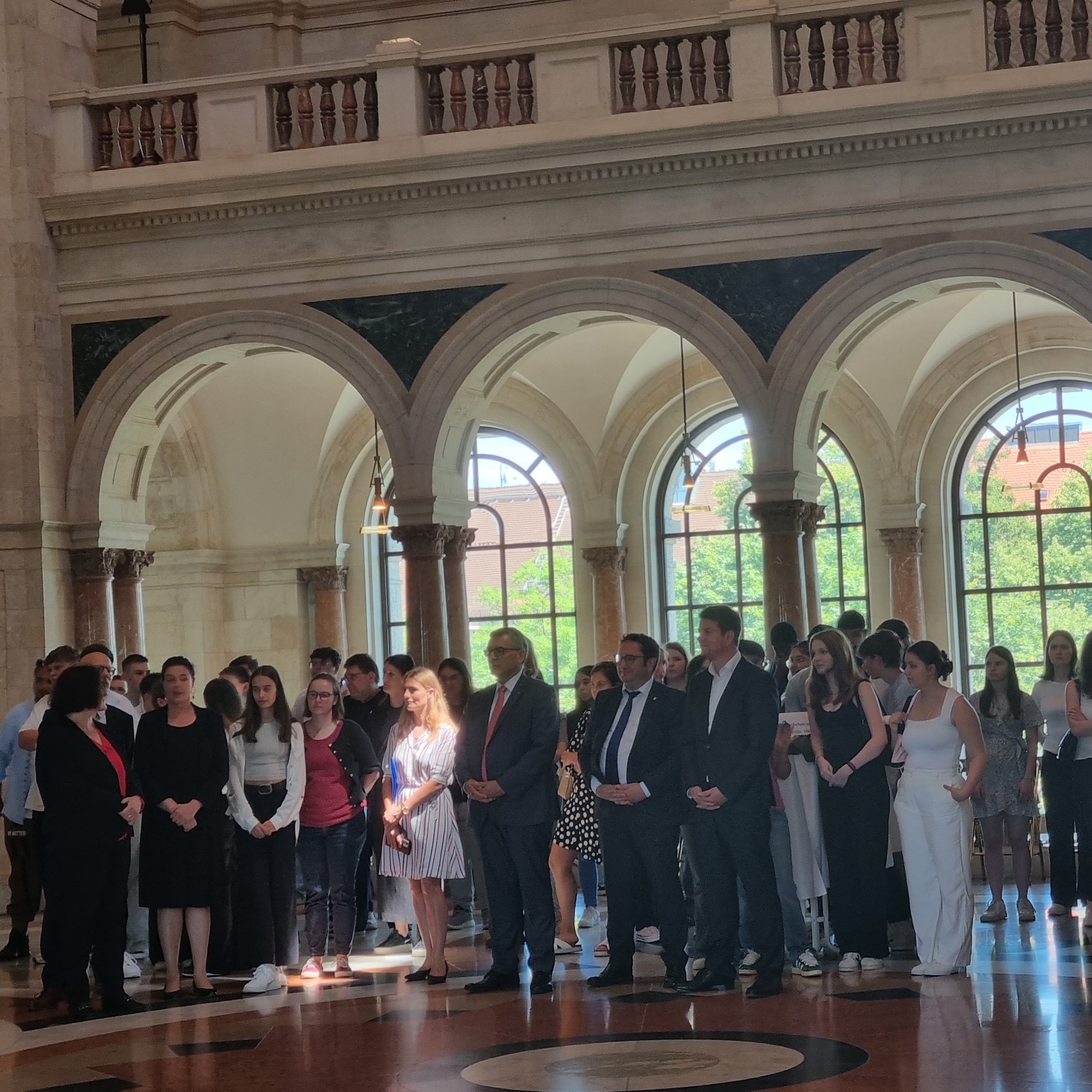 Schülerinnen und Schüler beim Empfang im Kuppelsaal der Residenz mit Kabinettsmitgliedern und Mitarbeiterinnen der BLZ und der Ministerien (c) BLZ