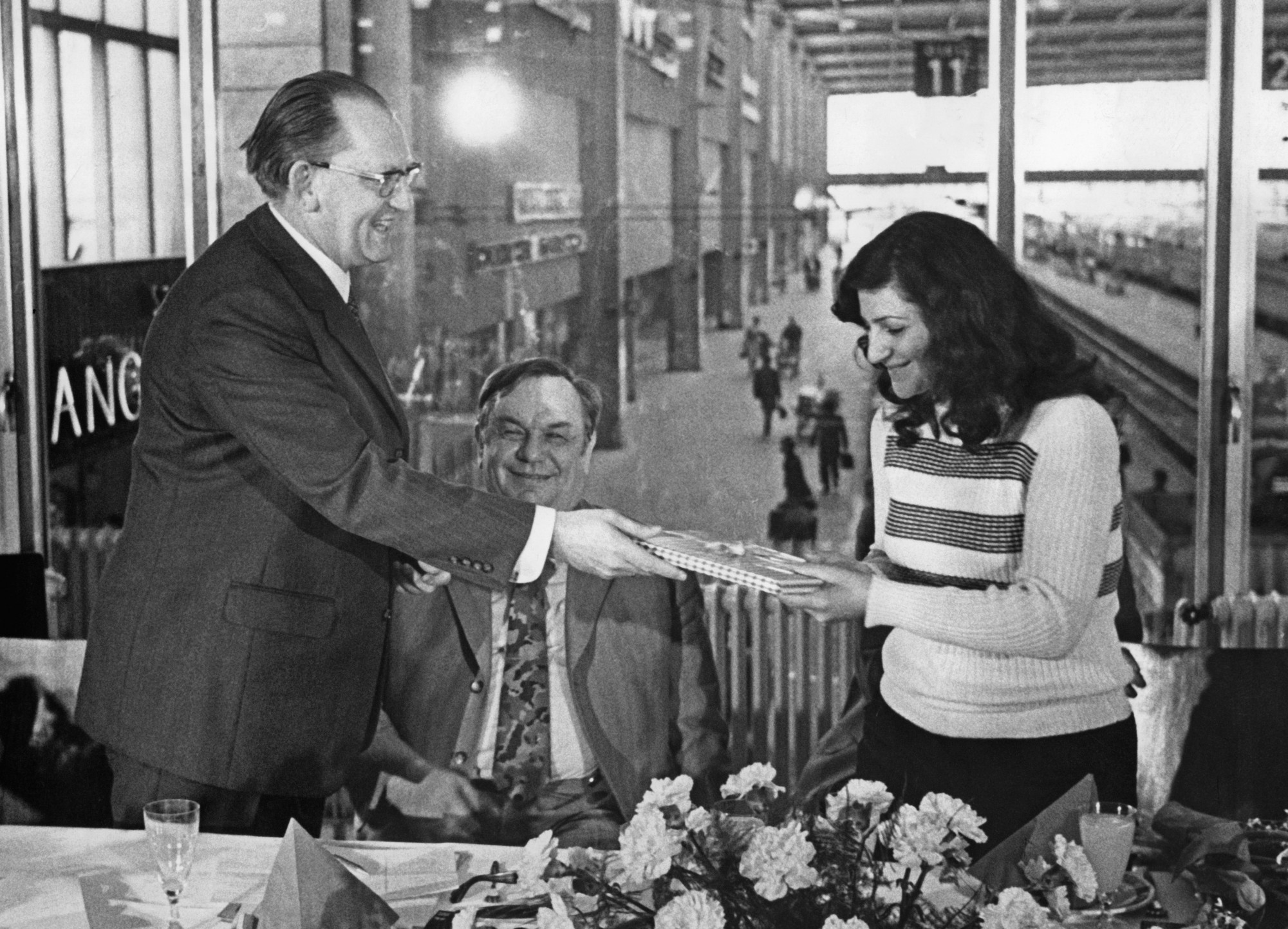 Bild von Vera Rimski aus Jugoslawien, dem Präsidenten der Bundesanstalt für Arbeit, in der Mitte zu sehen und Fritz Pirkl, links zu sehen