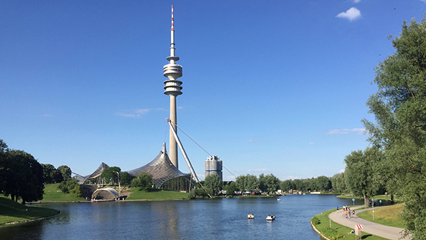 Olympiasee mit Blick auf das Theatron, die Olympiaschwimmhalle und den Olympiaturm