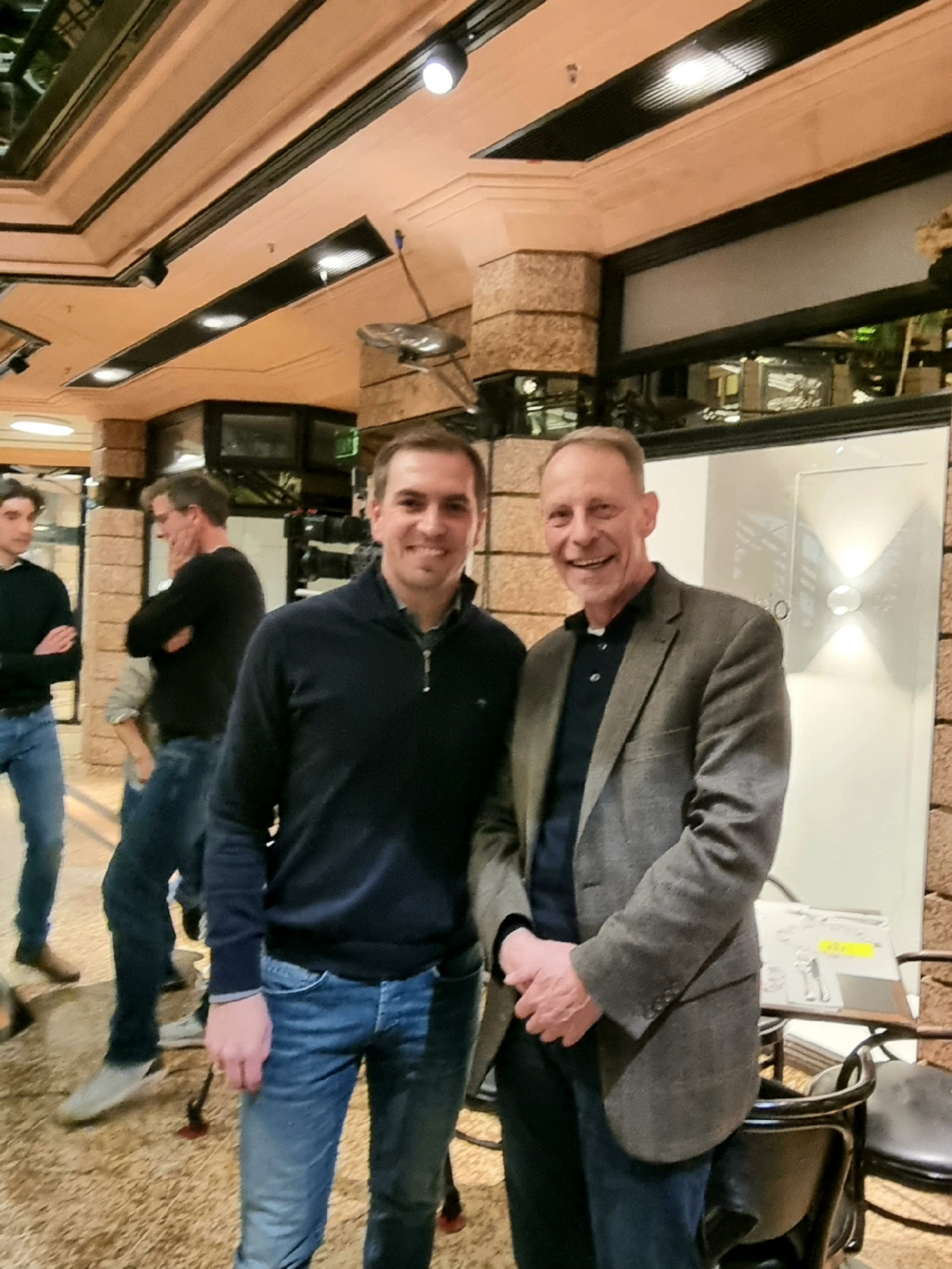 Philipp Lahm und der Direktor der BLZ, Rupert Grübl