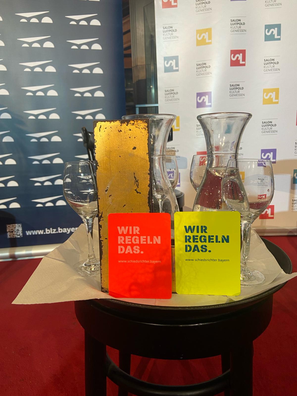 Detailansicht auf das Podium: "Rote und gelbe Karte"