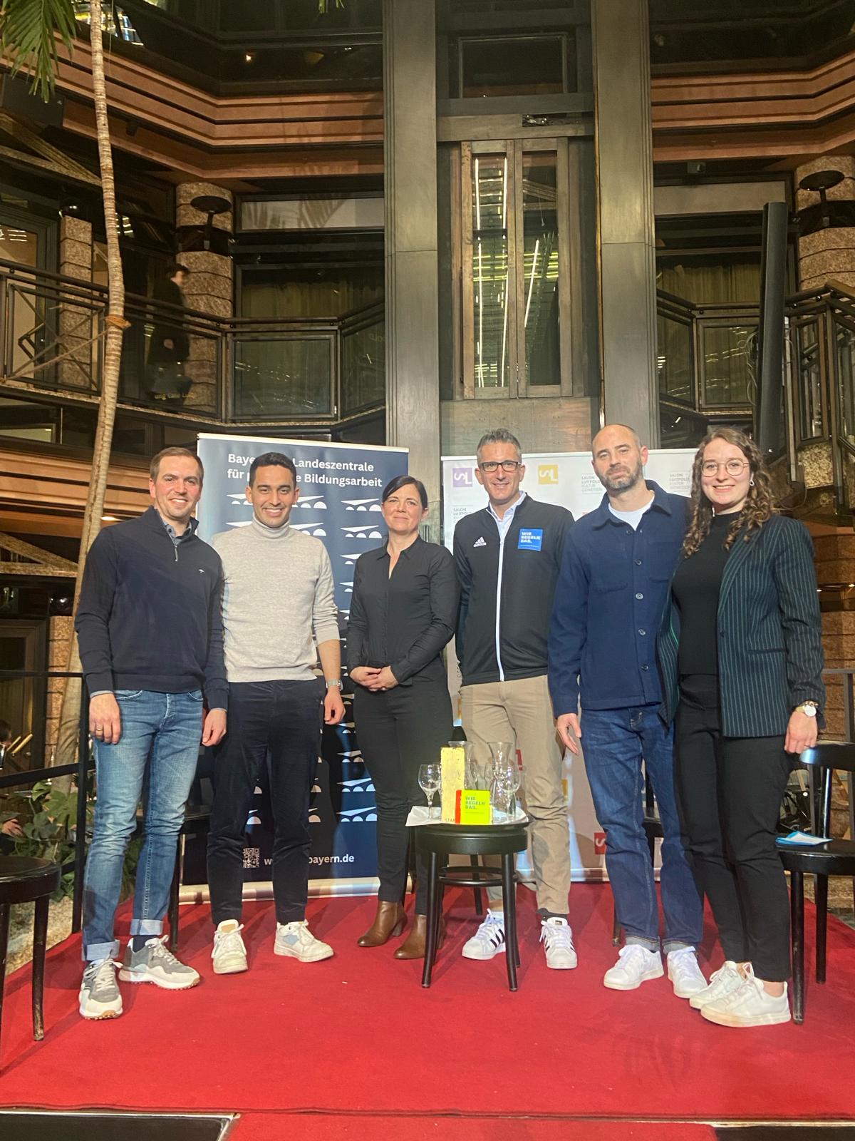 Die Podiumsteilnehmerinnen und -teilnehmer am 13. März im Café Luitpold (v.l.n.r.): Philipp Lahm, Dr. Thaya Vester, Farras Fathi, Tim Frohwein, Tabea Schneider