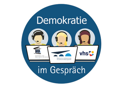 Titelbild des Projekts "Demokratie im Gespräch": 3 Personen mit Headset hinter jeweils einem Laptop mit jeweils einem anderem Logo (vhs, Bayerische Landeszentrale & Akademie für politische Bildung Tutzing)