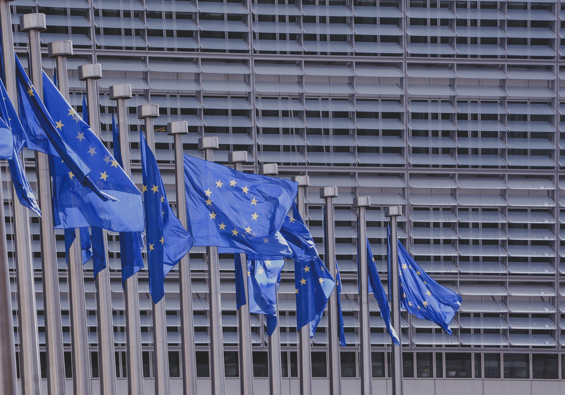 Europa-Fahnen vor dem Europäischen Parlament