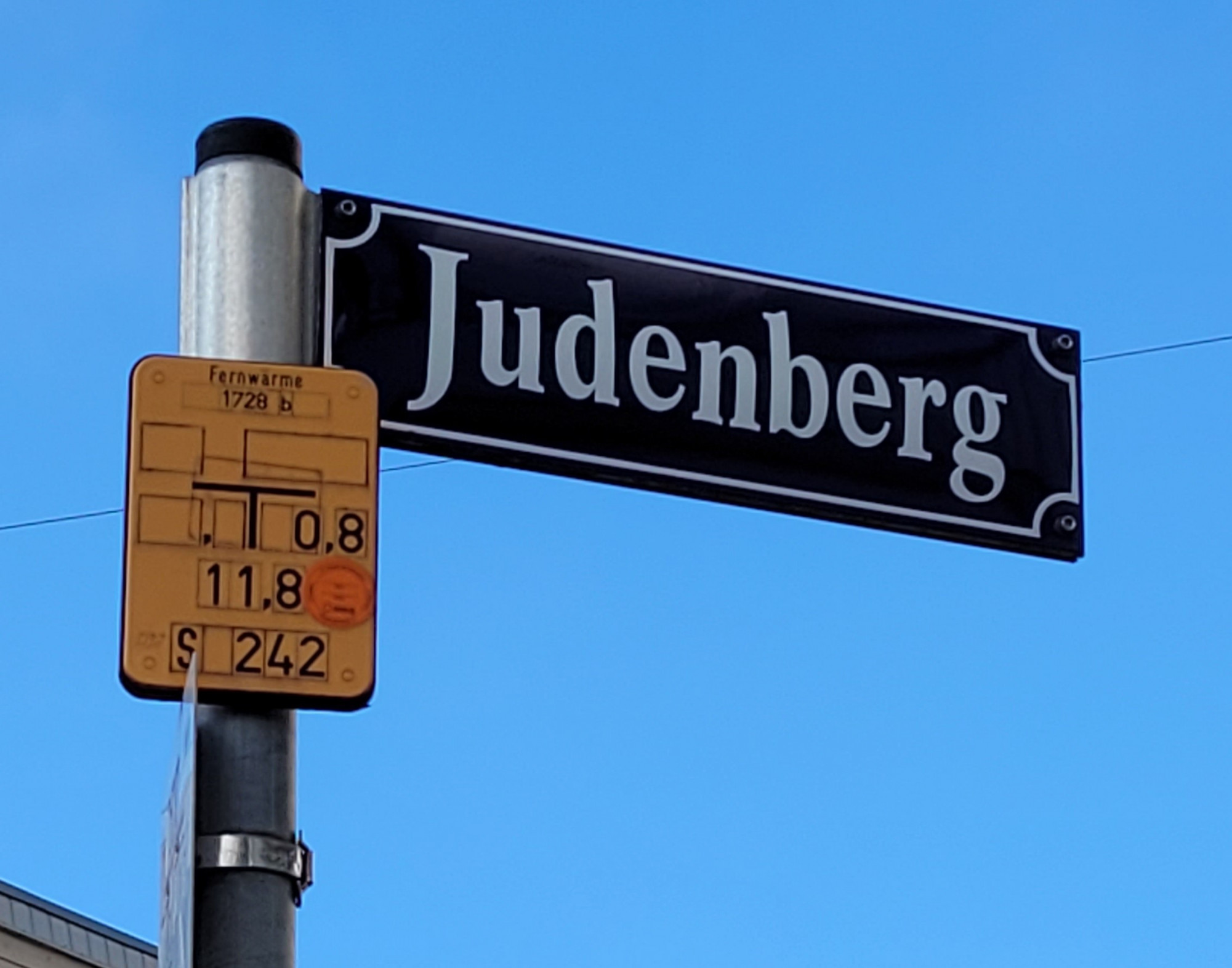 Bild eines Straßenschildes in Augsburg auf dem steht "Judenberg"